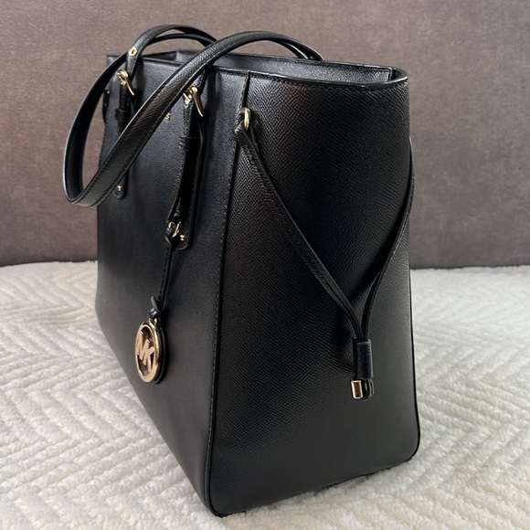 Michael Kors ‘Voyager’ Leather Tote Bag - Picture 2 of 10